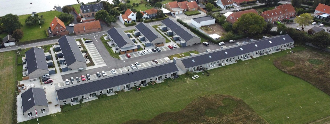 Luftfoto over Sundhavens 31 rækkehuse, fælleshus og fællesarealer